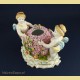 Porcelanowy wazon z figurkami